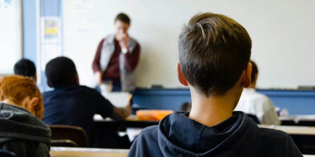 Un escolar con TEL practicando ejercicios de asociación visual y análisis textual guiado por el método de lectura integral Alfabeta.