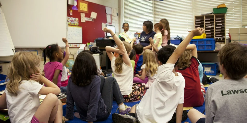Especialista de Alfabeta evaluando el progreso de lectura de un estudiante con trastorno específico del lenguaje en un entorno de apoyo.