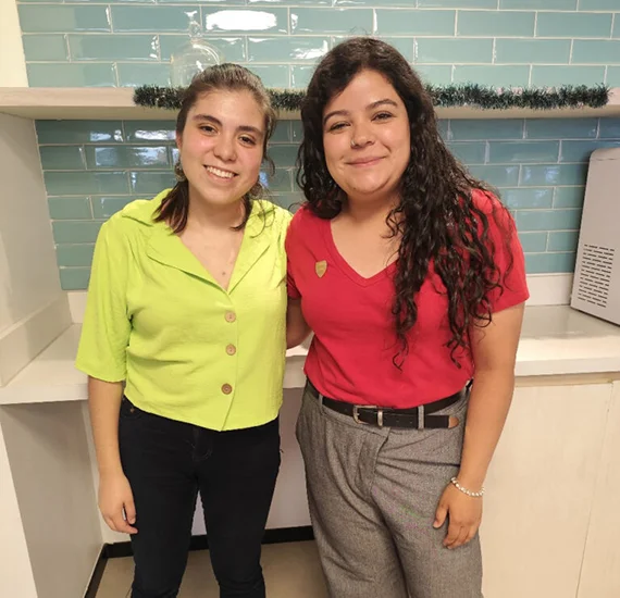Dos profesoras del equipo pedagógico de Alfabeta posando de forma profesional y sonriente en el centro.