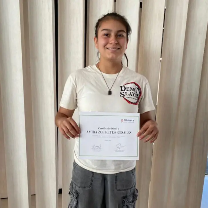 Esta fotografía captura el orgullo de una estudiante tras completar exitosamente sus módulos de aprendizaje. Representa el cierre de una etapa y el inicio de una nueva vida académica con herramientas superiores.