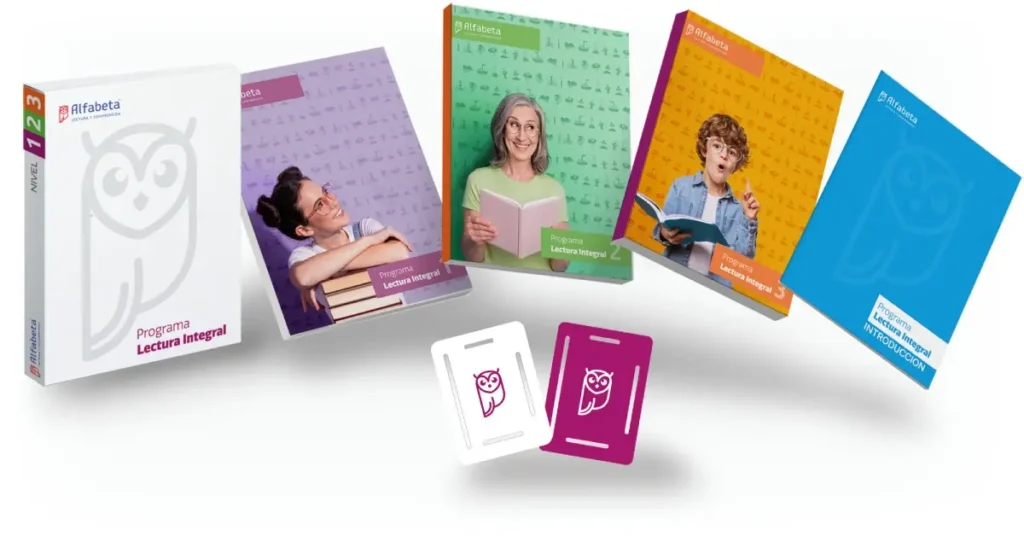 Un conjunto de libros y tarjetas de estudio de Alfabeta, con portadas de colores y el logo del búho, que componen el kit de material para el Programa Lectura Integral.