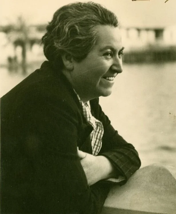 Misión y Visión de Alfabeta: Inspiración en el Legado Pedagógico Retrato de Gabriela Mistral junto a los textos de Misión y Visión de Alfabeta, destacando el compromiso con el valor intelectual y emocional.